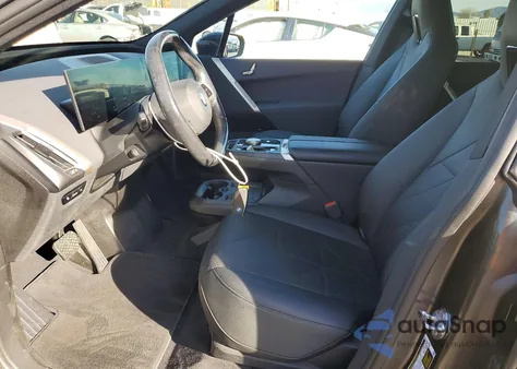 2024 BMW Ix xDrive50 z USA, uszkodzony, nr VIN WB523CF04RCN93006